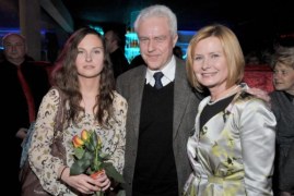 Choć w ciągu 15 lat pracy na planie najdłużej emitowanego polskiego serialu miewała chwile zwątpienia i chciała nawet zrezygnować z roli Elżbiety, zawsze dochodziła do wniosku, że jednak warto brać udział w tym przedsięwzięciu, które nie dość, że w bardzo ciekawy sposób opowiada o codzienności zwykłych rodzin, to w dodatku robi wiele dobrego, zwracając uwagę na problemy, których nie porusza żaden inny serial w Polsce.