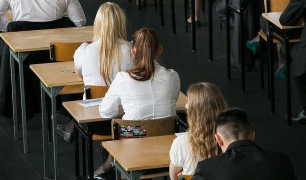 RMF24: Tajne wytyczne, czyli ręczne sterowanie poziomem egzaminów Co roku maturę musi zdać 80 procent uczniów /Marek Maliszewski /Reporter
