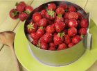 Czekoladowa tarta z truskawkami bez pieczenia