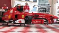 Czerwony bolid teamu Ferrari zawitał do Warszawy [ZDJĘCIA]