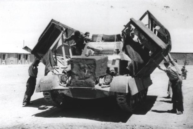 Czołg zamienia się w ciężarówkę. W ten sposób ukryto przed oddziałami Rommla prawdziwy cel uderzenia /Wikimedia Commons /INTERIA.PL/materiały prasowe