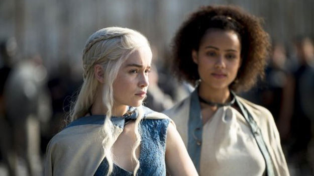 Daenerys (Emilia Clarke), zwana Matką Smoków, stanie się postrachem handlarzy niewolników /materiały prasowe