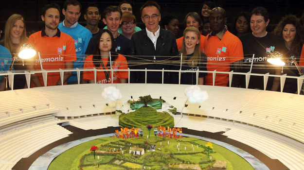 Ceremonia otwarcia IO na żywo w TV Danny Boyle prezentuje makietę "Wysp cudów" na Stadionie Olimpijskim /AFP