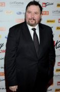 Dariusz Gnatowski, czyli Boczek ze "Świata według Kiepskich": 
- Jestem weteranem odchudzania, ale dopiero ostatnio udało mi się schudnąć dzięki diecie niskowęglowodanowej. Jem tylko wędliny i mięsa pod różnymi postaciami, warzywa i owoce. Całkowicie odstawiłem słodycze, pieczywo, makaron. Ta dieta działa! W dodatku dobrze wpływa na zdrowie: obniża poziom cholesterolu i cukru w organizmie. I, co najważniejsze, nie wywołuje efektu jo-jo. Mogę jeść i nie tyję!
A jak wy radzicie sobie z nadwagą? Znacie jakieś sprawdzone i skuteczne diety?