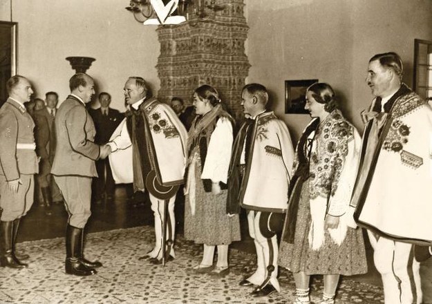 Delegacja górali na Wawelu w czasie uroczystych obchodów urodzin Adolfa Hitlera w 1940 roku /Narodowe Archiwum Cyfrowe /materiały prasowe