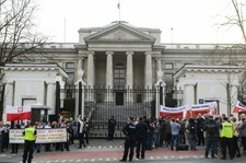 Demonstracje członków klubów "Gazety Polskiej" przed ambasadą Rosji