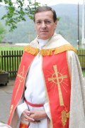 Dla Jana Pęczka granie duchownego to nic nowego.
<br>
- Tak się zdarzyło w moim życiu zawodowym, że kilka razy rola wymagała ode mnie przywdziania sutanny - tłumaczy aktor. - M.in. jako ksiądz wystąpiłem w „Bożej podszewce”.
<br>
Zdaniem serialowego Zenka Grzelaka, wcielenie się w postać księdza wymaga pewnego przygotowania.<br>
- Mnie na przykład na pewno pomaga fakt, że niejednokrotnie byłem duchownym - stwierdza Jan Pęczek. - Wiem, jak się zachowywać i co mówić. Taka wiedza jest niezbędna, jeśli chce się wiarygodnie wcielić w postać. Wymaga to więc szperania w kilku źródłach, a w najlepszym przypadku kontaktu z prawdziwym księdzem.
Jak podkreśla aktor, ważne, by dobrze poczuć się w kostiumie. Już samo noszenie szat duchownego skłania do pewnych refleksji.
<br>
- Wydaje mi się, że strój bardzo oddziałuje na wyobraźnię widza - mówi Jak Pęczek. - Nawet gdy wie on, że to tylko przebranie. Mojego kolegę, który grał lekarza, spotkała taka zabawna sytuacja - ktoś kiedyś mu powiedział: „Co prawda aktor, ale w razie wypadku na pewno wie pan, jak pomóc rannemu”.
