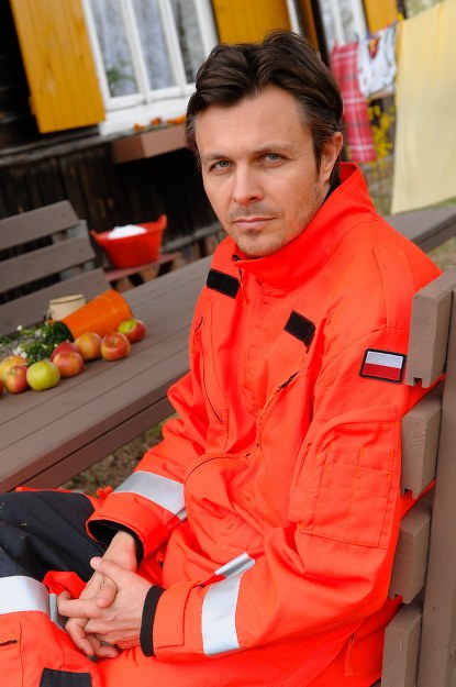 Doktor Piotr grany przez Marka Bukowskiego po raz pierwszy pojawił się w serialu pod koniec kwietnia. Przyjechał do Leśnej Góry specjalnie na prośbę Kuby Burskiego (Artur Żmijewski) z prowincjonalnego szpitala w Mińsku Mazowieckim. To właśnie on podjął się operacji Janka (Michał Wiszowaty), niepełnosprawnego umysłowo brata Kostka (Maciej Radel), która zakończyła się sukcesem. 
