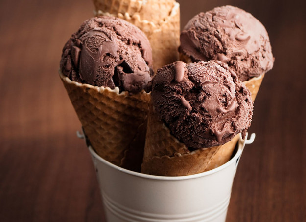 Domowe lody czekoladowe w rożkach /Picsel /©123RF/PICSEL