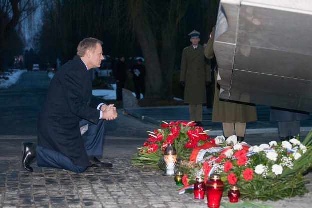 Donald Tusk pod Pomnikiem Ofiar Katastrofy Smoleńskiej /Krystian Maj /Agencja FORUM