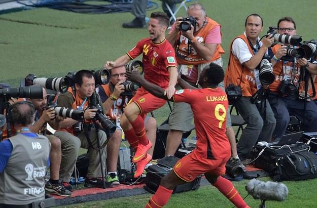 Dries Mertens (z lewej) cieszy się po strzeleniu gola dla Belgów /AFP