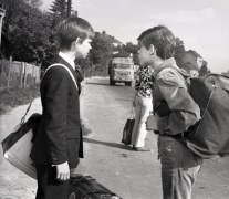 Duet wszech czasów? 

Poldek i Duduś to jedne z najlepiej rozpoznawalnych chłopięcych twarzy w historii polskich seriali. Jak każdy komediowy duet ich postacie były dla siebie, jak ogień i woda. Poza planem nie różnili się od siebie znacząco. 
- W rzeczywistości Filip tak bardzo nie różnił się od Henia - mówi reżyser Stanisław Jędryka. - Nie miał nic z lalusia czy prymusa. To, że na ekranie mógł stworzyć taki wizerunek, jest zasługą scenariusza Adama Bahdaja i samego Filipa. Zresztą oni obaj, Heniu i Filip, mieli ogromny wpływ na to, że serial tak się spodobał. 

