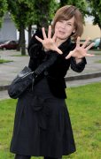Edyta Jungowska lubi wyobraźnię i fantazję


- Lubię silnych i wolnych mężczyzn z dużą wyobraźnią - mówi Edyta Jungowska, czyli Bożenka Zbieć z "Na dobre i na złe".
Reklama

- Stawiam facetom takie same wymagania jak sobie, ale czasem intuicja mnie zawodzi, bo podobają mi się mężczyźni, którzy przy bliższym poznaniu okazują się beznadziejni. Wtedy zaskakuje mnie fakt, że w ogóle zwróciłam na nich uwagę. Nie znoszę mężczyzn-nauczycieli, ale uwielbiam takich, którzy chcą mi coś pokazać - pokazać miejsca, w jakich nie byłam, ludzi, jakich nie znam. Uwielbiam facetów, którzy byliby zdolni zatrzymać na rogu ulicy orkiestrę cygańską, żeby zagrała tylko dla mnie. Wyobraźnia i fantazja - oto czym powinien charakteryzować się idealny mężczyzna.