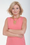 <b>
Edyta Olszówka śmieje się, że scenarzyści chyba musieli upodobać sobie w szczególny sposób jej bohaterkę, bo nieustannie rzucają jej kłody pod nogi. </b>
<br>
<br>
- Już się z tym pogodziłam i nic nie dziwi mnie w wątku Marii - mówi aktorka. 
W najnowszych odcinkach serialu Majewska, chcąc zapomnieć o osobistych problemach, rzuci się w wir pracy. 
<br>
<br>
- Zaangażuje się w reaktywację „Samego Życia” - opowiada Edyta Olszówka. - Razem z Teresą (Monika Krzywkowska) zrobią wszystko, aby dziennik nie zniknął z rynku prasowego. Skupią wokół niego jego najlepszych dziennikarzy. Postanowią nawet zmienić profil dziennika i przekształcić go w tabloid. To wywoła sprzeciw wielu redaktorów. 
<br>
<br>
Niektórzy z nich, nie godząc się na zmiany, zagrożą odejściem z zespołu. Między pozostałymi dziennikarzami będą powstawały różne napięcia.
<br>
<br><b>
Poza konfliktami zawodowymi Marysia znowu będzie musiała uporać się z problemami rodzinnymi. </b>
<br>
<br>
- Okaże się, że moja adoptowana, 16-letnia córka Julka (Adrianna Chlebicka), jest w ciąży - zdradza aktorka. 
