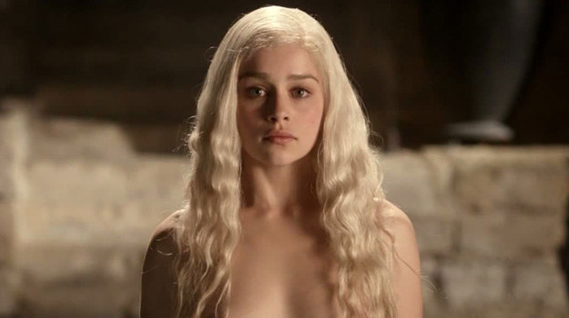 Emilia Clarke w serialu "Gra o tron" /HBO