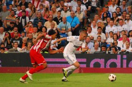 Reprezentant Francji, Karim Benzema ogrywa Marcelo Silvę w spotkaniu Realu Madryt z Almerią