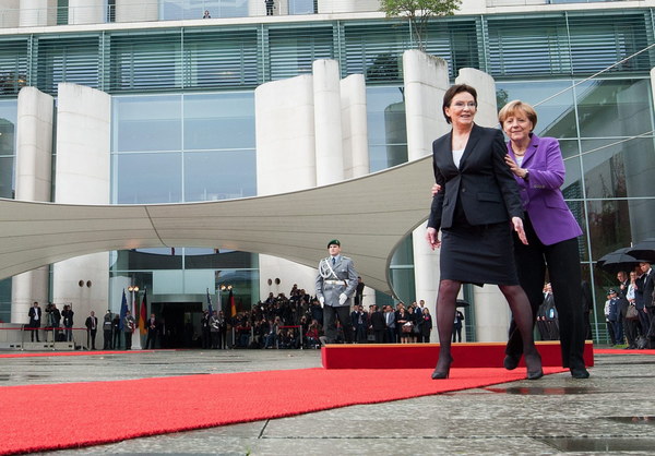Premier Ewa Kopacz i kanclerz Niemiec Angela Merkel podczas ceremonii oficjalnego powitania przed spotkaniem w Berlinie