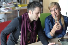 Flirtujący gryzipiórek

"Na początku scenarzyści widzieli we mnie fotografa, następnie miałem być producentem sesji fotograficznych. Ostatecznie jednak zostałem redaktorem w piśmie kobiecym" - precyzuje Filip Bobek. "Mój bohater znany jest w pracy z ciętego języka i pióra. Wyraźnie odznacza się talentem spośród innych dziennikarzy".