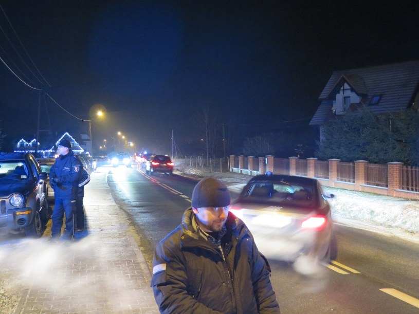 Funkcjonariusze przed pensjonatem w Niedzicy /Maciej Pałachicki  /RMF FM