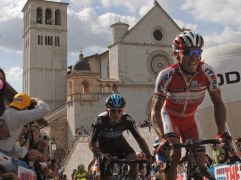Hiszpan Joaquim Rodriguez (Katiusza) w drodze po zwycięstwo w 10. etapie Giro d'Italia z miejscowości Civitavecchia do Asyżu (186 km)