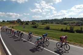 Peleton na trasie 10. etapu Giro d'Italia z miejscowości Civitavecchia do Asyżu (186 km)