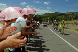 Kibice pozdrawiają kolarzy rywalizujących w 10. etapie Giro d'Italia