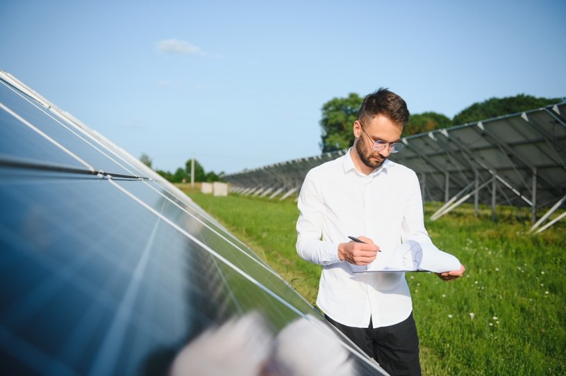 Ile zakład energetyczny płaci za 1 kWh prądu z fotowoltaiki Geekweek