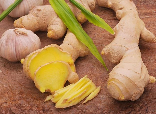 Imbir, podobnie jak czosnek, pomoże przy przeziębieniu /©123RF/PICSEL