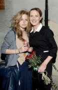 Izabela Kuna, czyli Eliza Morawska ze „Szpilek na Giewoncie”, która w spektaklu „W małym dworku” gra jedną z ról, także pochwaliła się córką. Nadia najpierw głośno oklaskiwała występ mamy, później – podczas bankietu – nawet na krok nie odstępowała Izy, która z dumą przestawiała ją znajomym.