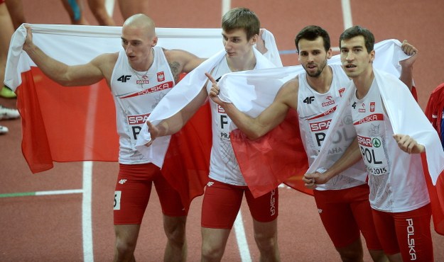 Halowe mistrzostwa Europy: Polacy ze srebrem w sztafecie 4x400 m Jakub Krzewina, Karol Zalewski, Rafał Omelko i Łukasz Krawczuk /PAP/Bartłomiej Zborowski /PAP