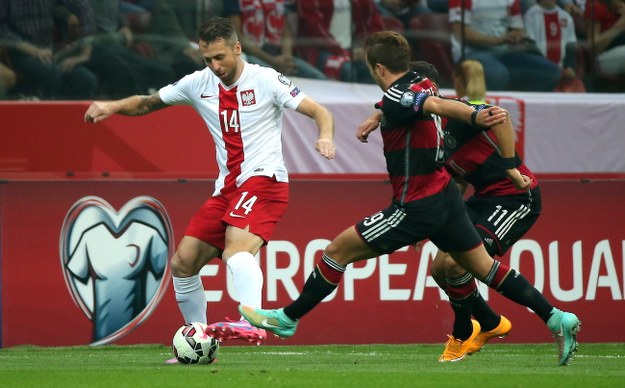 Jakub Wawrzyniak walczy o piłkę z Mario Goetze /Bartłomiej Zborowski /PAP