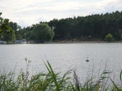 jezioro, po drugiej stronie kąpielisko Dzika Plaża