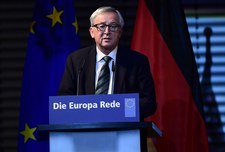 ​Juncker: Odwracanie się plecami od Włoch ws. migrantów jest skandaliczne