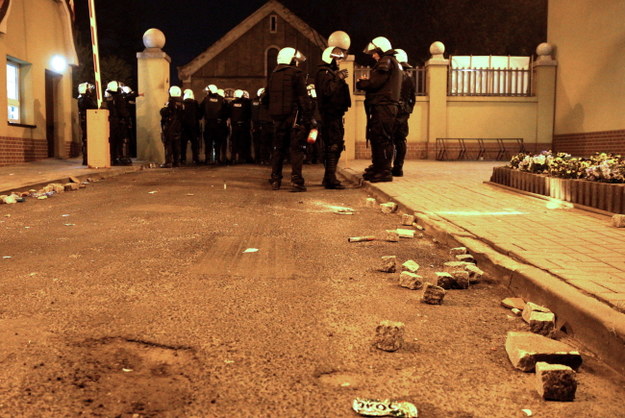 Kamienie, którymi obrzucono policjantów przed szpitalem /Andrzej Grygiel /PAP