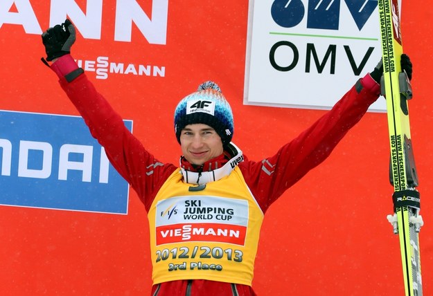 Stoch zarobił w tym sezonie ponad 460 tys. złotych Kamil Stoch na podium po zakończeniu sezonu 2012/2013 /Grzegorz Momot /PAP