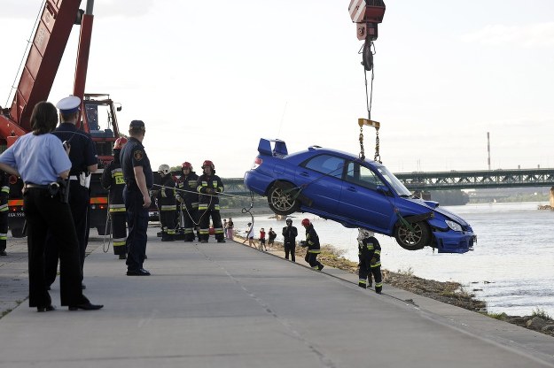 Karol miał więcej szczęścia niż ten kierowca, który wraz ze swoim subaru wpadł do Wisły /Fot. Robert Zalewski /East News