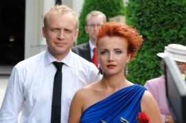 Katarzyna Zielińska, czyli Marta Walawska z "Barw szczęścia", ujawnia kulisy swojej roli w filmie "Och, Karol 2".

- Moja bohaterka to bardzo poukładana, zorganizowana i punktualna kobieta, która wszystko, co sobie zaplanuje, zapisuje w kalendarzu - mówi Katarzyna Zielińska, czyli filmowa Irenka. 
- Myślę, że Karolowi zaimponuje inteligencją i oczytaniem. Z drugiej jednak strony za jej poukładaniem kryje się szalony temperament, który zdradza ognisty kolor włosów. Ma w sobie coś z ekscentryczki. Na każdą randkę z Karolem czesze się w zupełnie inny fantazyjny i nie całkiem normalny sposób. 
- Myślę, że dla większości aktorek odsłonięcie ciała i wskrzeszenie w sobie seksapilu na ekranie wymaga nie lada odwagi. Tak też było w moim przypadku. W "Och, Karol 2" zarówno ja, jak i moje koleżanki nie miałyśmy dublerek. 
- Sceny miłosne, w których pojawiają się wszystkie kobiety Karola, odbywały się pod koniec zdjęć do produkcji. Dzięki temu miałam sporo czasu, aby się na nie nastawić, oswoić z filmowym Karolem i jego kochankami. Na szczęście ekipa zadbała o to, aby tego dnia - a raczej nocy, bo kręciliśmy całą noc - na planie panowała przesympatyczna, domowa atmosfera. Podczas namiętnych tańców biłyśmy sobie z dziewczynami nawzajem brawo, udzielałyśmy porad. Wiadomo, kobieta kobiecie najlepiej doradzi, jak na się ruszać, aby wyglądać kusząco. 
Dzięki mojemu udziałowi w "Och, Karol 2" nabrałam więcej dystansu do siebie jako kobiety. Uwierzyłam także w swoje możliwości.
