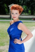Katarzyna Zielińska należy do grona aktorek śpiewających. Śpiewu uczyła ją sama Elżbieta Zapendowska. 

- W najbliższym czasie planuję odwiedzić kilka większych miast w Polsce i zorganizować w nich swoje recitale - zapowiada aktorka. 

- Wystąpię w wielu rozmaitych programach. W "Dlaczego mężczyźni wolą blondynki" zaśpiewam u boku Kasi Jamróz. Na scenie pojawię się także solo, by śpiewem opowiedzieć o "Wirtualnym sercu" oraz odpowiedzieć na pytanie "Dlaczego mężczyźni kłamią, a kobiety płaczą".

Poza wykonywaniem piosenek w języku polskim Katarzyna Zielińska specjalizuje się śpiewaniu w języku jidysz. 

- Od czasu do czasu można mnie także usłyszeć w synagogach na terenie całej Polski, gdzie wykonuję utwory żydowskie - mówi aktorka.

Tym, którzy nie będą mogli przyjść na występ śpiewającej Katarzyny Zielińskiej, proponujemy, aby wybrali się do kina na film "Och, Karol 2". Premiera komedii odbędzie się w styczniu 2011 roku. Aktorka wcieli się w postać Irenki. 

- To bardzo poukładana, zorganizowana i punktualna kobieta - mówi Katarzyna Zielińska. 

- Myślę, że głównemu bohaterowi (Piotr Admaczyk) będzie imponowała swoją inteligencją i oczytaniem. Z drugiej jednak strony za jej poukładaniem kryje się szalony temperament, który zdradza ognisty kolor włosów. Ma w sobie coś z ekscentryczki. Na każdą randkę z Karolem czesze się w zupełnie inny fantazyjny i nie całkiem normalny sposób.