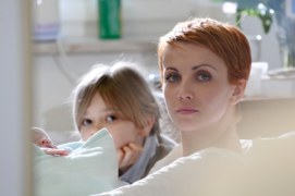 Katarzyna Zielińska, zdobywczyni Telekamery dla najlepszej aktorki serialowej, nawet nie ma czasu nacieszyć się statuetką. Ani na chwilę nie zwalnia tempa. Poza tym, co robiła dotychczas, zaskoczy nas ciążowym brzuchem w nowej produkcji TVN, "Listach do M."

Premiera w kinach "Listów do M." przewidziana jest na listopad br. Katarzyna Zielińska zagra Betty, byłą modelkę, optymistkę, której życie nieco się skomplikowało.

- Widzowie zobaczą mnie już w 9. miesiącu ciąży, czyli z dużym, zgrabnym brzuchem - zdradza aktorka.

Jednocześnie przyznaje, że jest to specyficzne doświadczenie.

- Człowiek inaczej się zachowuje, inaczej chodzi, a to pobudza psychikę. Mam nadzieję, że dość wiernie oddam stan kobiet na tym etapie ciąży.

Aby tego dokonać, Zielińska - jak przyznaje - podgląda swoją ciężarną przyjaciółkę, jej zachcianki, zmiany nastroju i radość z oczekiwania na dziecko.

- Kobiety w tym okresie kwitną. Naprawdę często banalizują część problemów, które wcześniej wydawały im się szalenie istotne - wyjaśnia.

O ile wcielanie się w dziewczynę w stanie błogosławionym jest dla najlepszej aktorki serialowej zupełnie nowym wyzwaniem, o tyle do pracy z kilkutygodniowymi dziećmi zdążyła się już przyzwyczaić.

- Moją Gabrysię w "Barwach szczęścia" dostałam, jak miała 10 dni, zupełnie malutka była. Teraz nie ma we mnie już tej obawy, że trzymam czyjeś dziecko i mogę zrobić mu krzywdę. Mam z takimi niemowlakami całkiem dobre porozumienie - wyjawia z dumą Zielińska.

Zdradza też, że miesięczny Jaś - w filmie występujący jako Kazik, syn Betty - swój pierwszy w życiu uśmiech skierował właśnie do niej.