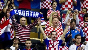 Kibice z Irlandii, Włoch i Chorwacji uczą się Poznania