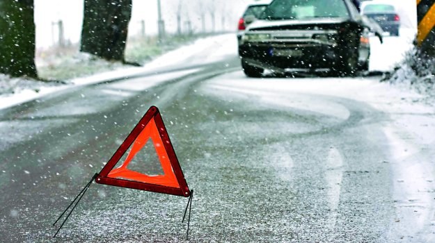 Stłuczka na nieodśnieżonej drodze Kolizja na jezdni, która nie została odśnieżona, nie zwalnia kierowcy z odpowiedzialności za stłuczkę. /Motor