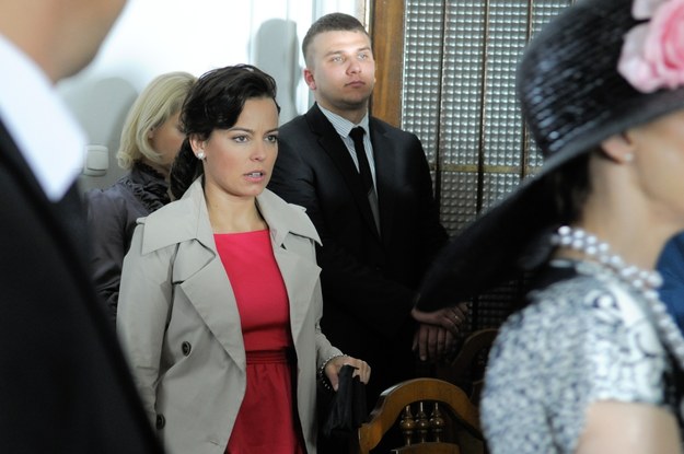 Konstancja Grylak (Małgorzata Socha) i Artur Sagowski (Filip Bobek) trafią przed oblicze urzędnika USC.