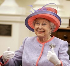 Królowa Elżbieta II żartuje z Trumpa i Obamy