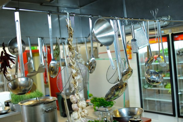 Kucharze w serialu przygotowują potrawy ze świeżych i naturalnych produktów. Nie ma tutaj miejsca na sztuczne jedzenie. Oprócz aktorów po kuchni krzątają się prawdziwi kucharze, pracujący w niej na co dzień.