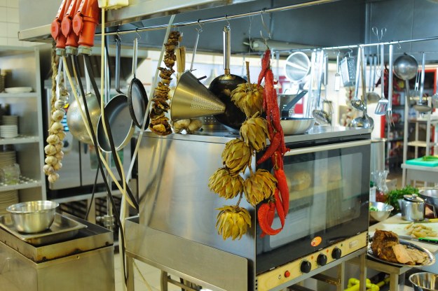Kuchnia, w której dzieje się akcja serialu, znajduje się w budynku Centrum Promocji Kadr w Konstancinie pod Warszawą i należy do tamtejszej restauracji. Na potrzeby produkcji została zaadaptowana przez scenografów