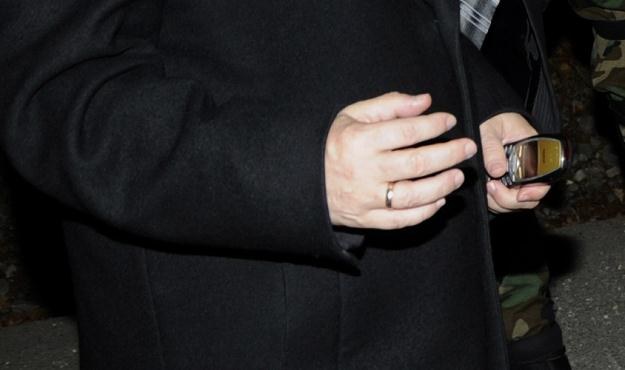 Lech Kaczyński ze swoją Nokią 6310i podczas wyprawy do Gruzji, 23.11.2008 /AFP