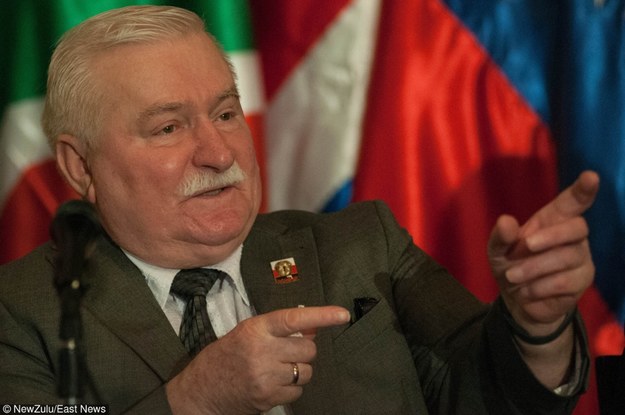 Lech Wałęsa ogląda teczki Bolka. Może sobie "przypomni"?