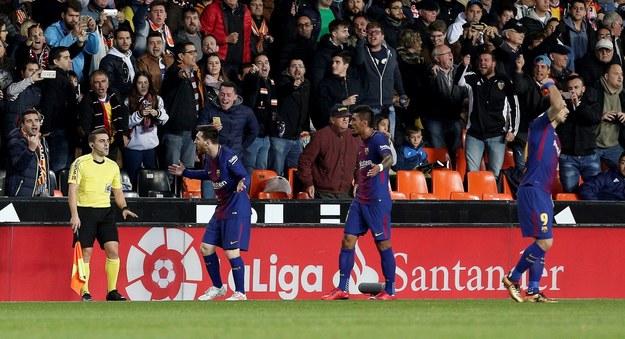 Sędzia oszukał Barcelonę w meczu z Valencią. Zobacz memy Leo Messi i spółka nie mogą się pogodzić z decyzją sędziego /PAP/EPA