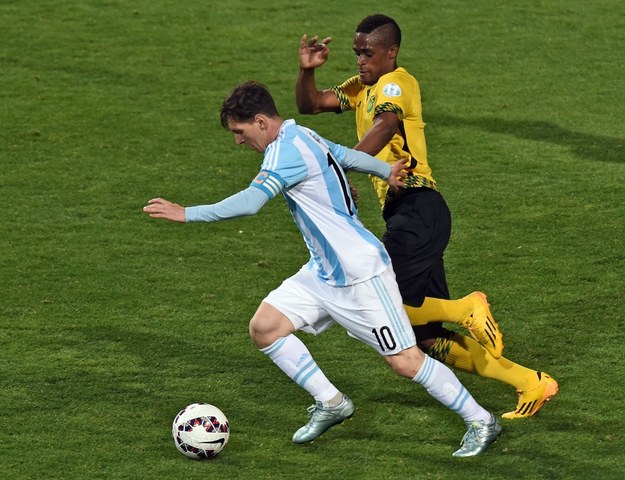 Leo Messi (z lewej) w pojedynku z Deshornem Brownem /AFP