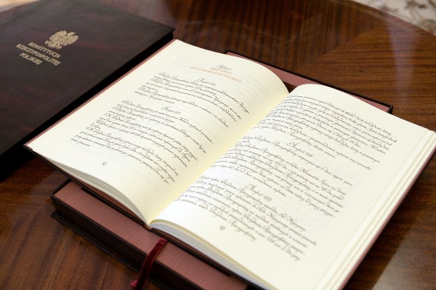 Lewa dłoń na konstytucji, bez żony u boku. Zaprzysiężenie Dudy inne niż poprzednie